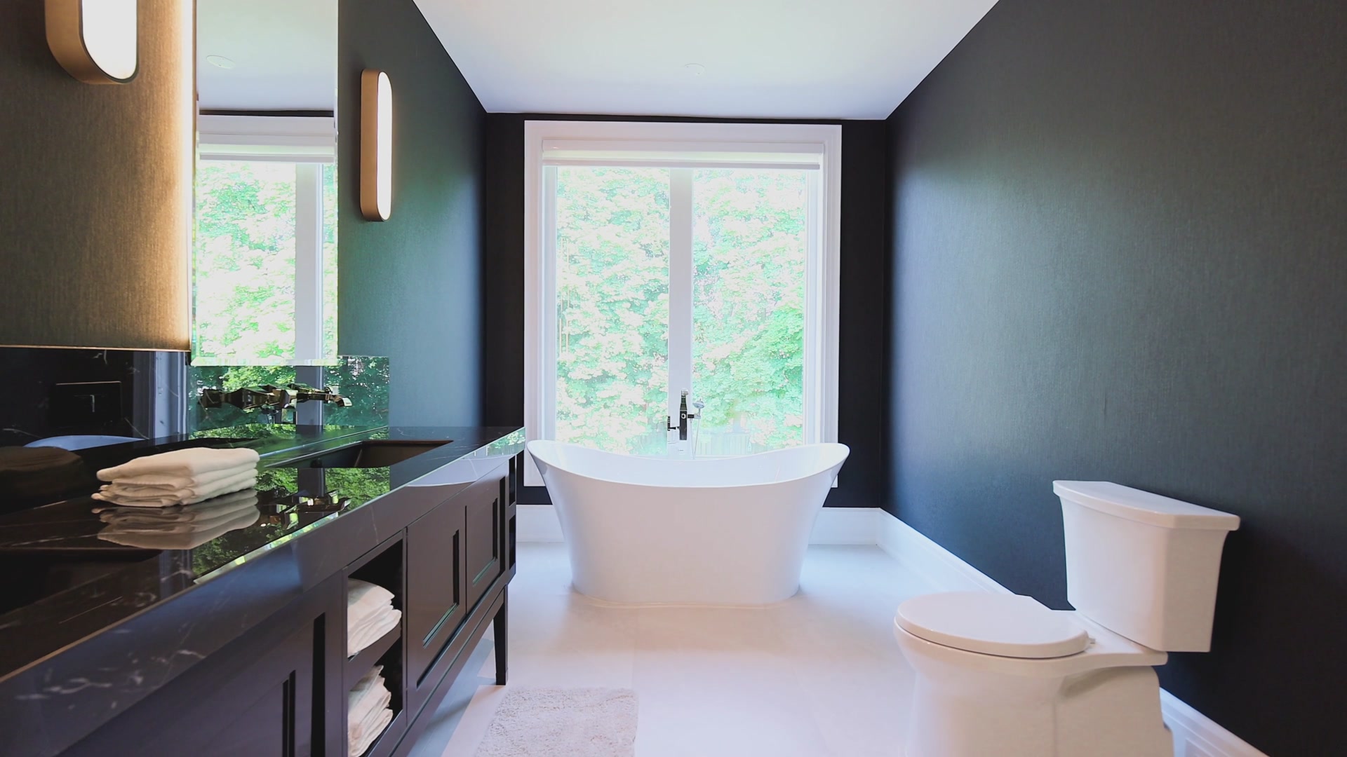 Primary ensuite with freestanding tub