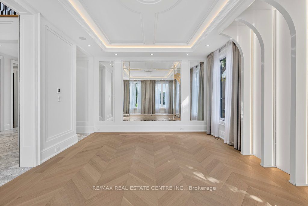 Formal dining with tray ceiling